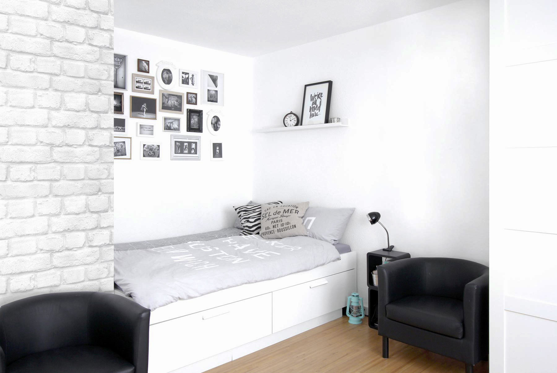 Ein Bett mit Schubladen sorgt für Stauraum