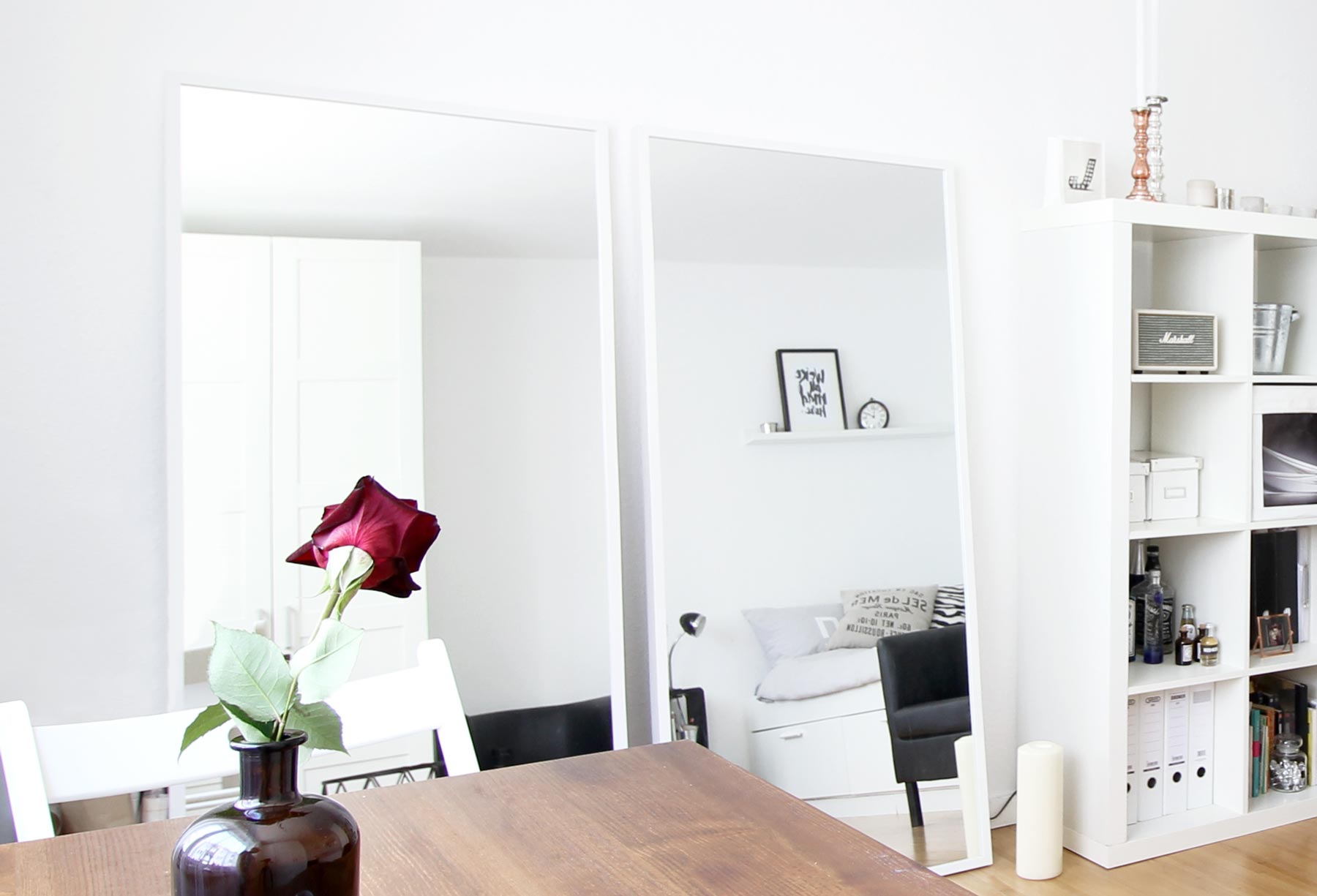Große Spiegel lehnen an der Wand in einem kleinem Zimmer